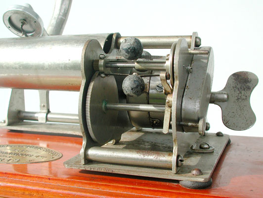 Das offene Motorgehäuse ist typisch für den "Eagle" von Columbia / The open motor-case is typical for the Graphophone "Eagle"