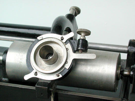 Die "Automatic" Schalldose der 1890er ist eine gesuchte Rarität / The phonograph is fitted with a early "Automatic" reproducer