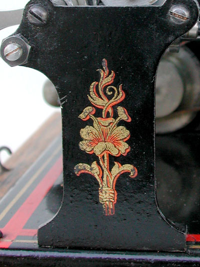 Das von Hand bemalte Blumenmuster erinnert an Arabesken / The hand painted ornamentation