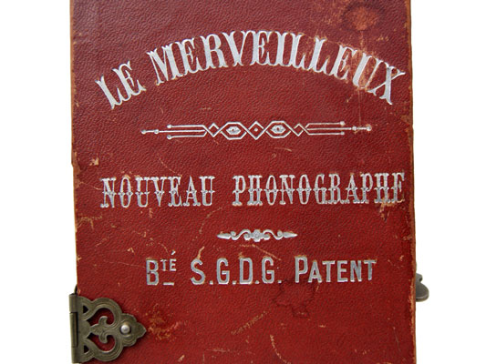 Der Phonograph wurde mit einer Art Kunstleder überzogen  / The phonograph was covered with a kind of synthetic leather 