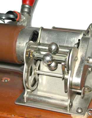 Der Federmotor mit Fliehkravtregler / Spring motor with governor