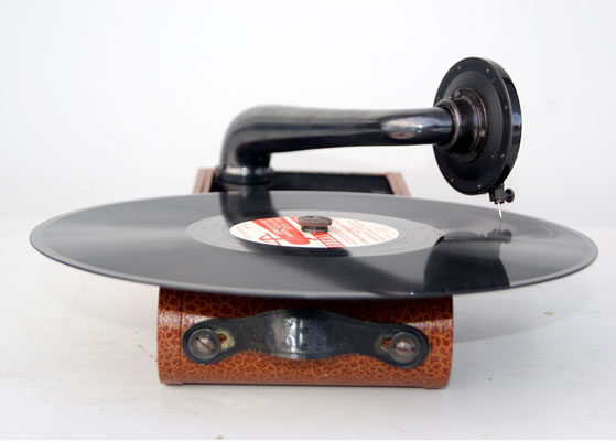 Die Schallplatte ist grösser als das Grammophon / The record is bigger than the player