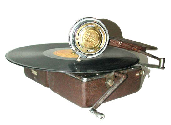 Das "Mikky-Phone" im Einsatz / The japonese pocked phonograph goes around