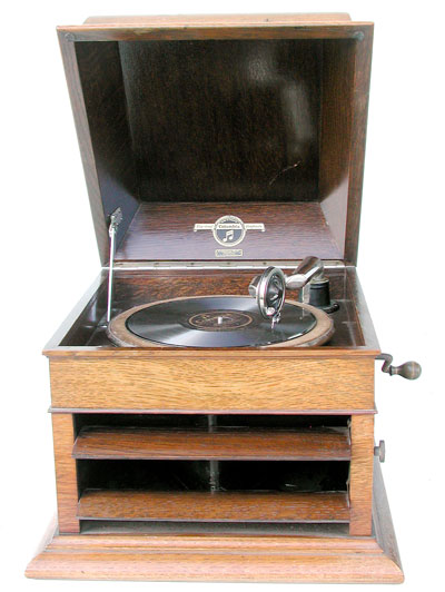 Das Tisch Grammophon ist einfach in Betrieb zu setzen /  The table phonograph is easy to handle