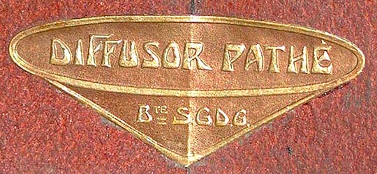 Das Markenzeichen auf dem Diffusor stellt den Resonator dar / The trade-mark ilustrates the pasteboard resonator