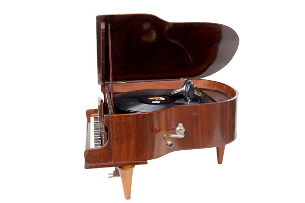 Das Grammophon im Flügel / The gramophone inside the grand piano