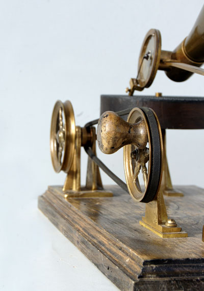 Die Kurbel für den Handantrieb  / The hand driven gramophone and it's crank