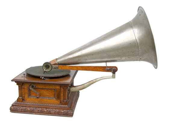 Der Monarch war das Luxusgerät seiner Zeit /  Victors Monarch, the sophisticated and luxurious gramophone