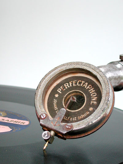 Die Perfectaphone-Schalldose mit dem Anker von Thorens / The sound-box with the anchor, trade mark by Thorens