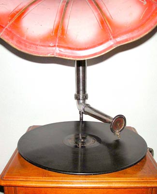 Das Vairiphone spielt die grossen 50 cm Platten / The Vairiphone plays the big 20" records