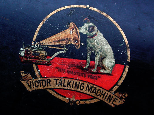 Das Markenzeichen von His Master's Voice auf dem Trichter / His Master's Voice trade mark on the horn