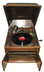 Deckel auf und das Grammophon ist spielbereit / Open the doors and the gramophone is ready to play