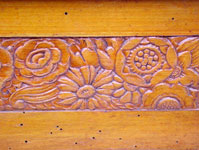 Das Blumenmuster auf dem Holzgehäuse  / The wooden cabinet is decorated with flowers