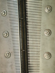 Die Töne werden durch 118 vibrierenden Stimmzähne erzeugt / The music comb contains 118 well tuned teeth