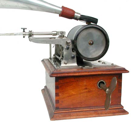 Der Phonograph spielt nur Zylinder der Grösse "Inter" / This phonograph plays only cylinders format "Inter"