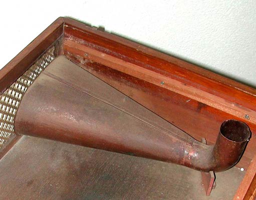Der Metall-Trichter im Holzgehäuse / The tiny horn in the wooden case