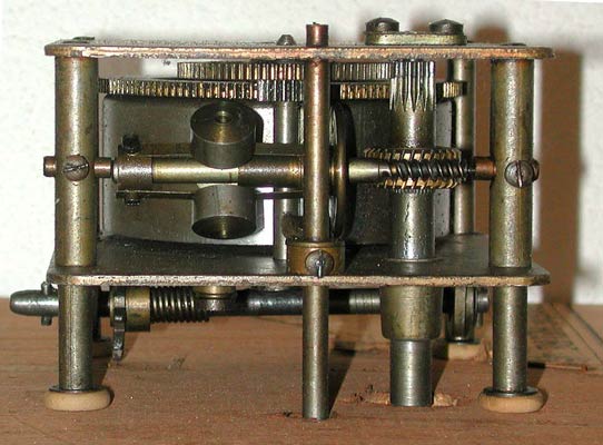 Der Feder-Motor von Pathé /  The clock-work drive by Pathé