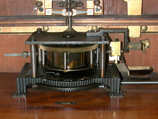 Der Feder-Motor mit der Münzen-Automatik / The clokwork motor and the automatic money mechanism